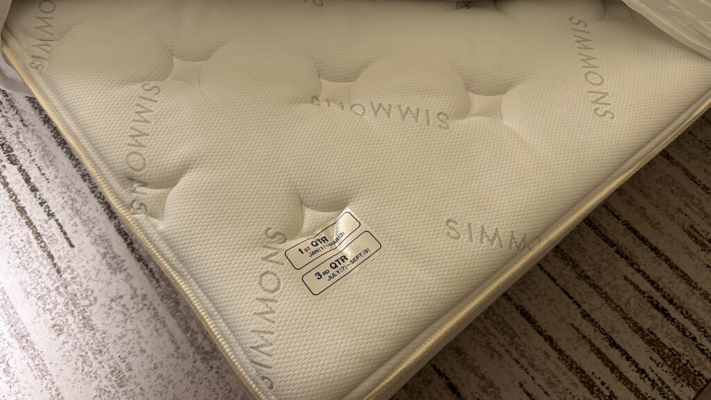 デュシタニ京都の客室のベッドはシモンズ製