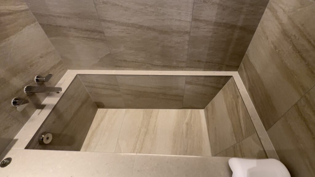 デュシタニ京都の客室の広々とした浴槽(背もたれ付き)