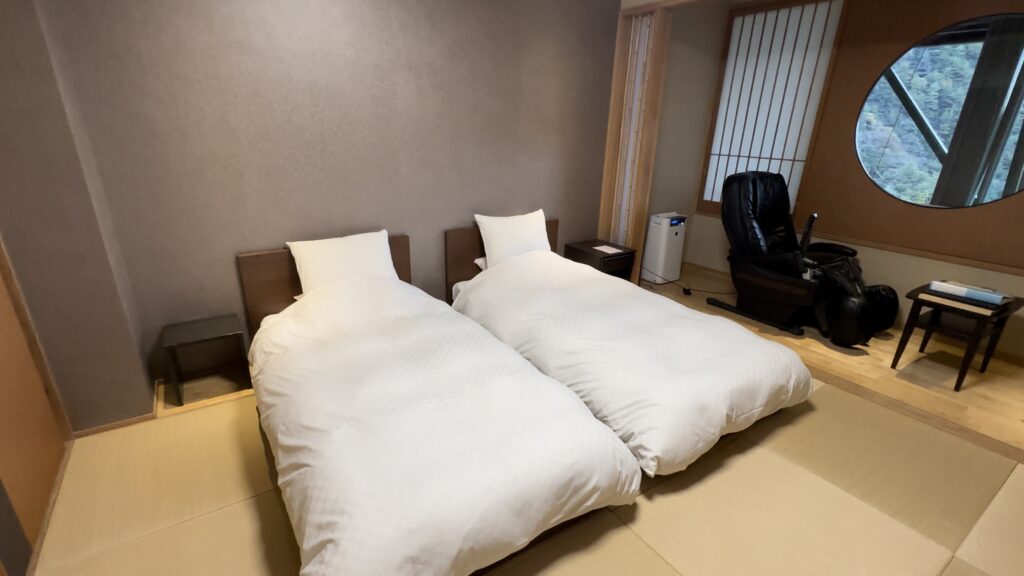 ベッド：シモンズ製＠和の宿ホテル祖谷温泉の客室