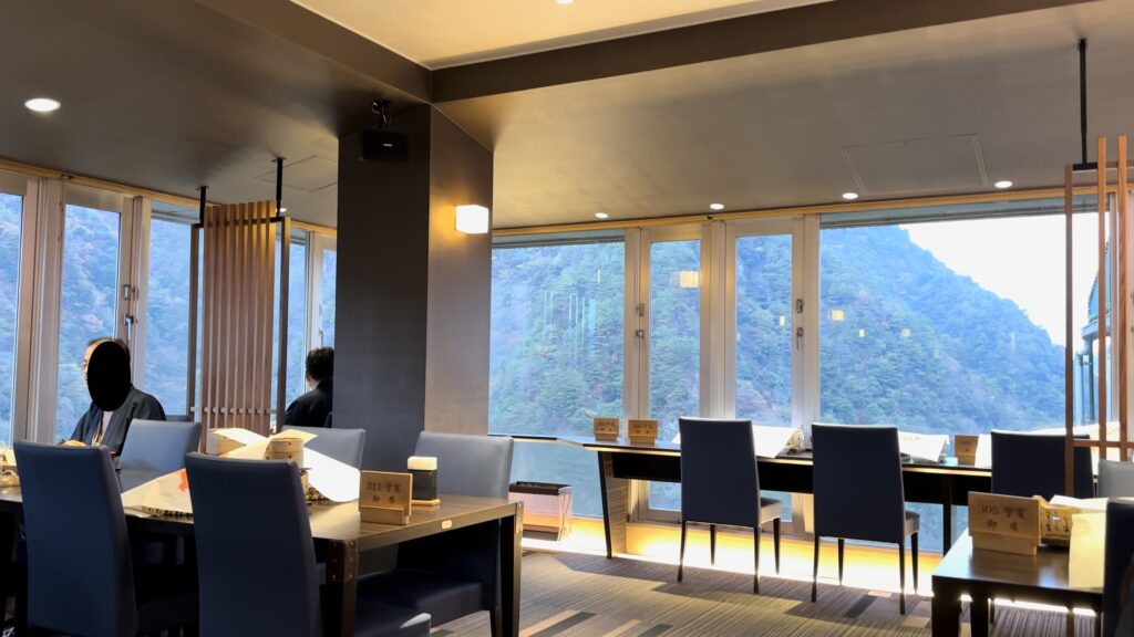 窓際のテーブル席は祖谷渓の絶景を見られる＠和の宿ホテル祖谷温泉のカフェダイニング