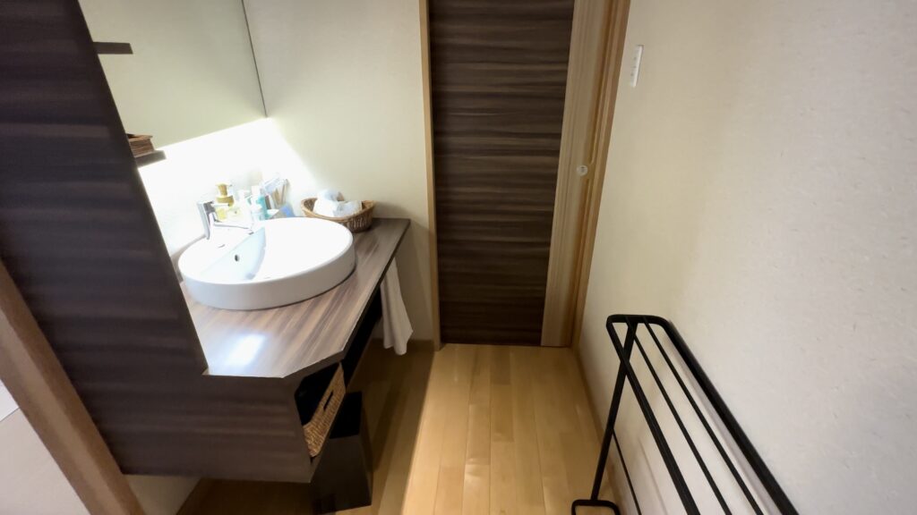 洗面所とトイレ＠前室＠和の宿ホテル祖谷温泉の客室