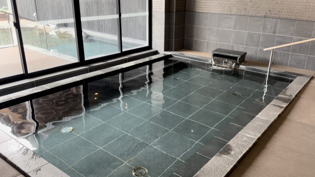 湯浴みぼっこの大浴場の内湯は天然温泉(新湯ノ口温泉)@熊野倶楽部