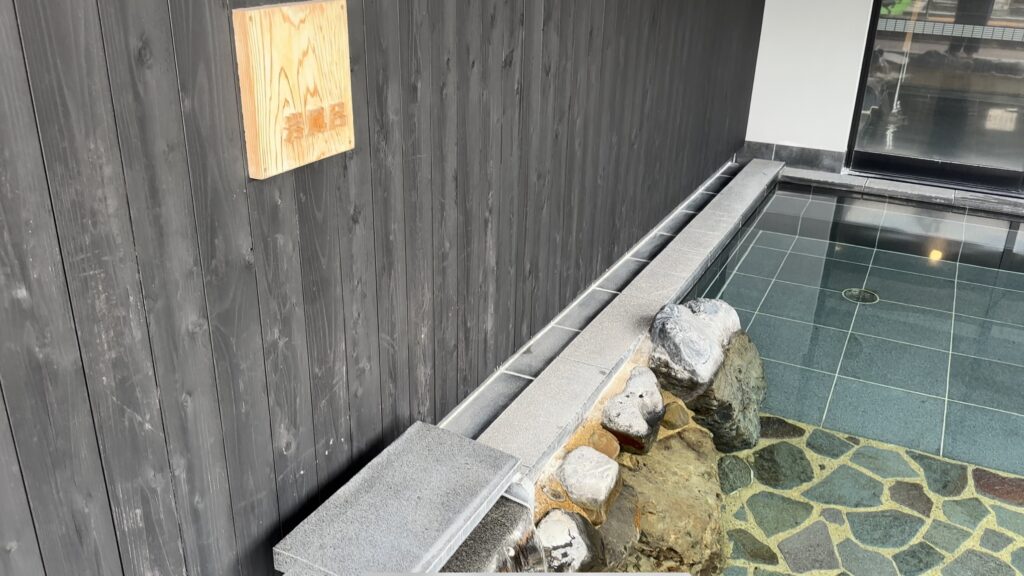 湯浴みぼっこの露天風呂の岩風呂@熊野倶楽部