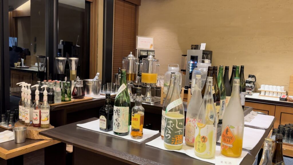 バーカウンターには様々なお酒@熊野倶楽部の馳走庵