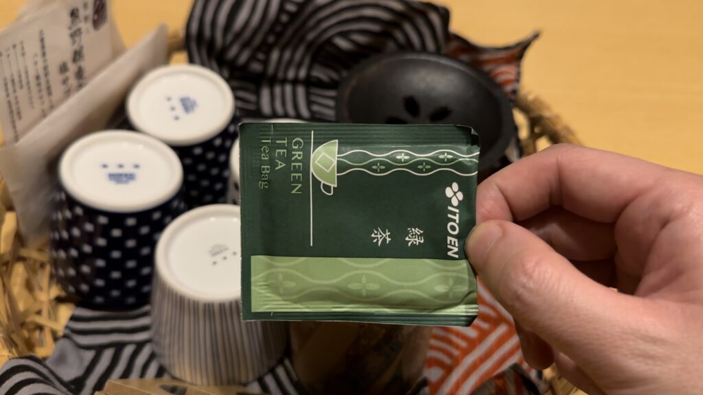 茶筒の中は小分けされたお茶パック(抹茶、ほうじ茶)@熊野倶楽部