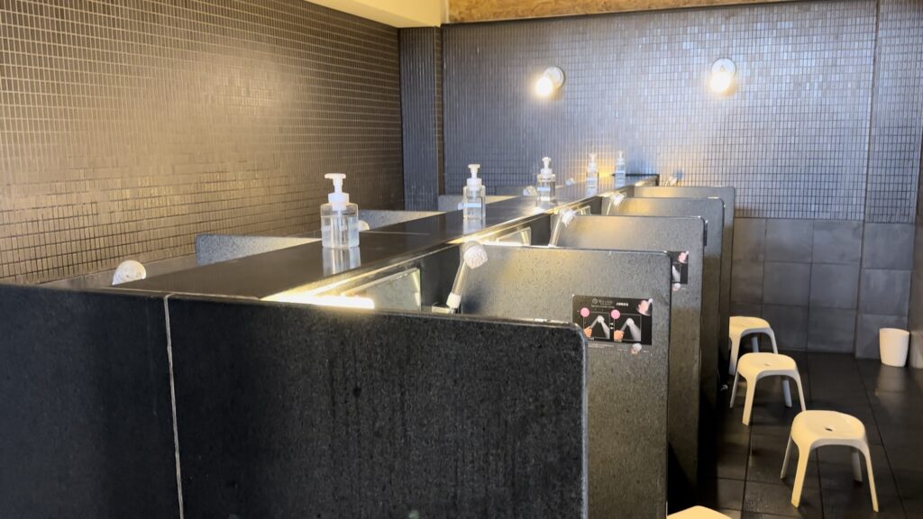 湯浴みぼっこの大浴場の洗い場のシャンプー類や設備が豪華@熊野倶楽部
