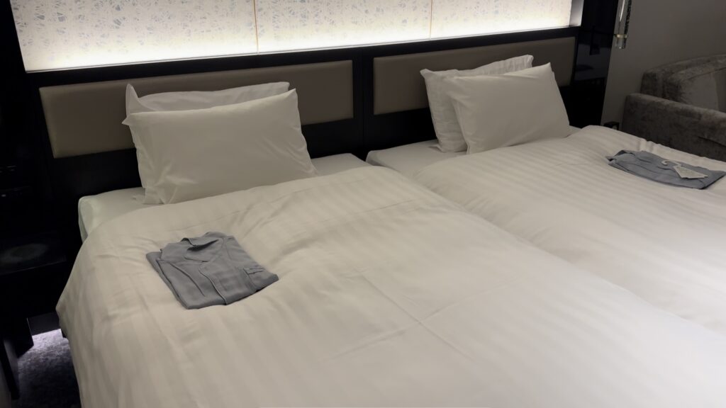 三井ガーデンホテル福岡中洲のモデレートツイン＋ソファベッドの寝室の110cmサイズのベッドが２台