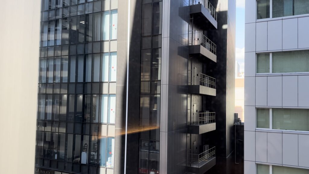 三井ガーデンホテル福岡中洲のモデレートツイン＋ソファベッドの寝室の窓から見える景色