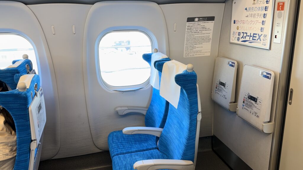 特大荷物をおける新幹線の最後尾の座席