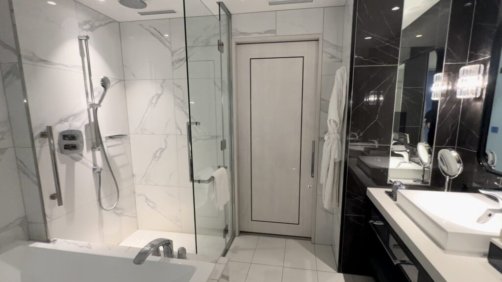 洗面台、浴槽、シャワーが独立したバスルーム@カハラホテル横浜