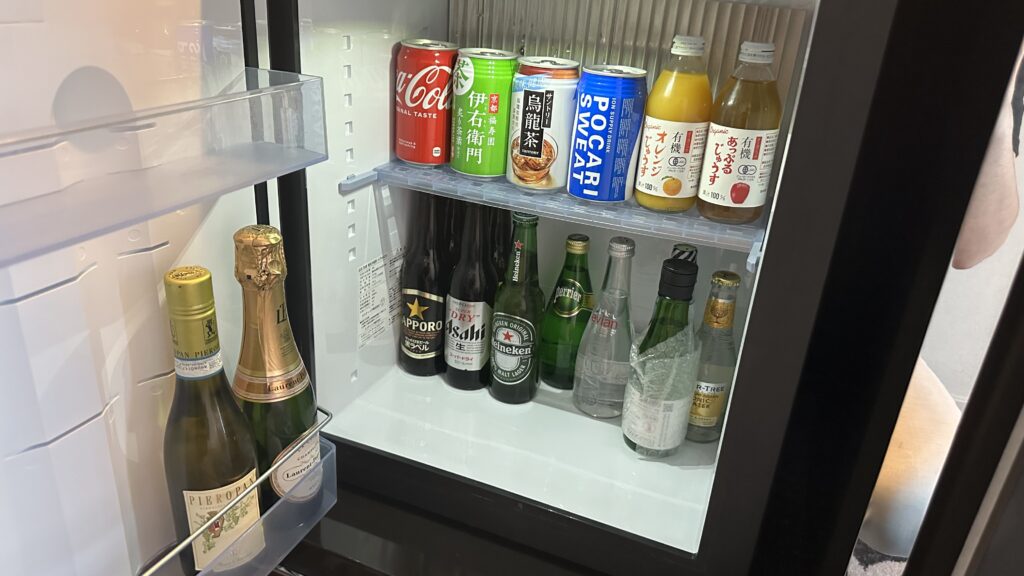 ビールやシャンパンなどが入っている@カハラホテル横浜のミニバー