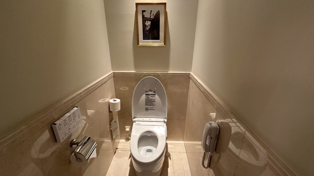 東京ステーションホテルのトイレはTOTOのウォシュレット機能付き