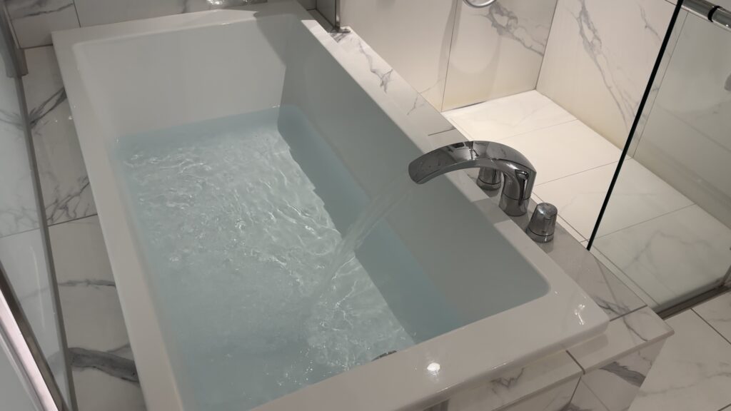 180cmの大人がゆったり浸かれる大きな浴槽@カハラホテル横浜