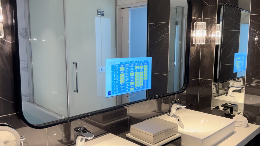 洗面台にはテレビが埋め込まれている@カハラホテル横浜