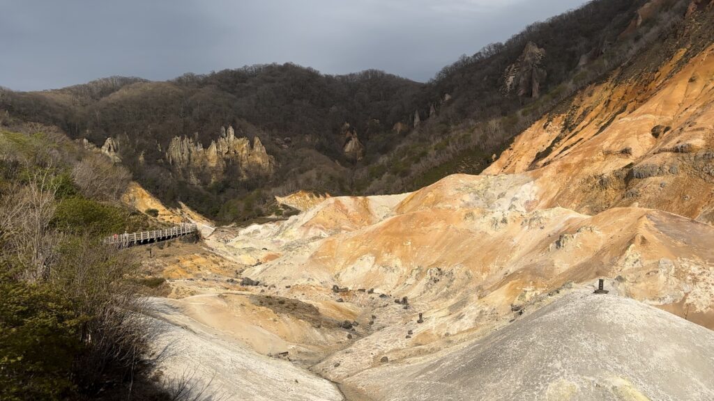 爆裂火口群からなる地獄谷