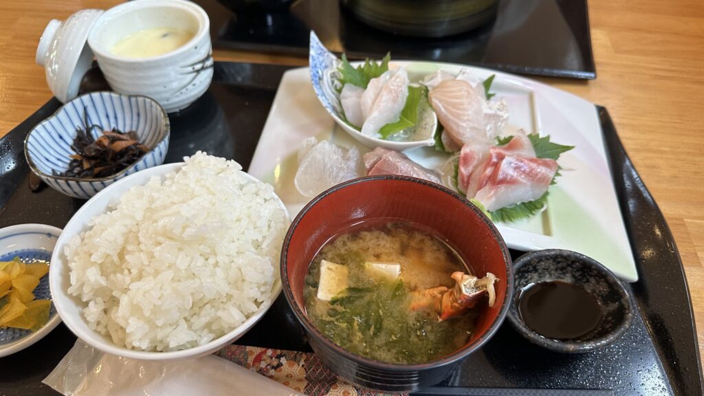 「上」刺身定食：ご飯、味噌汁、小鉢、刺身がセット 