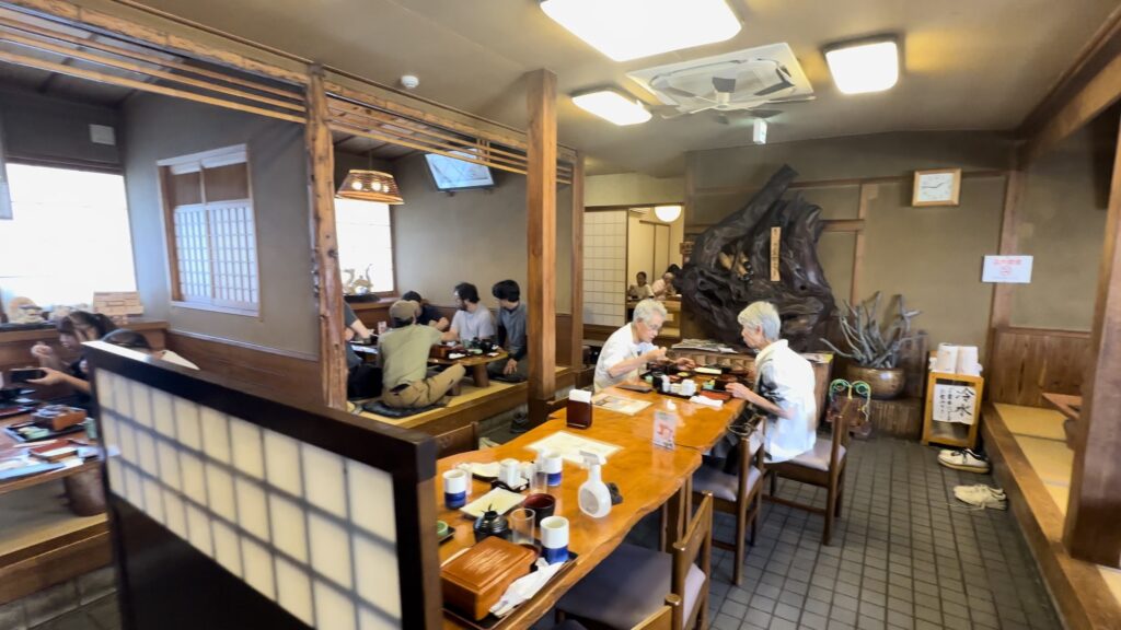 炭火焼きうなぎ「東山物産」の店内