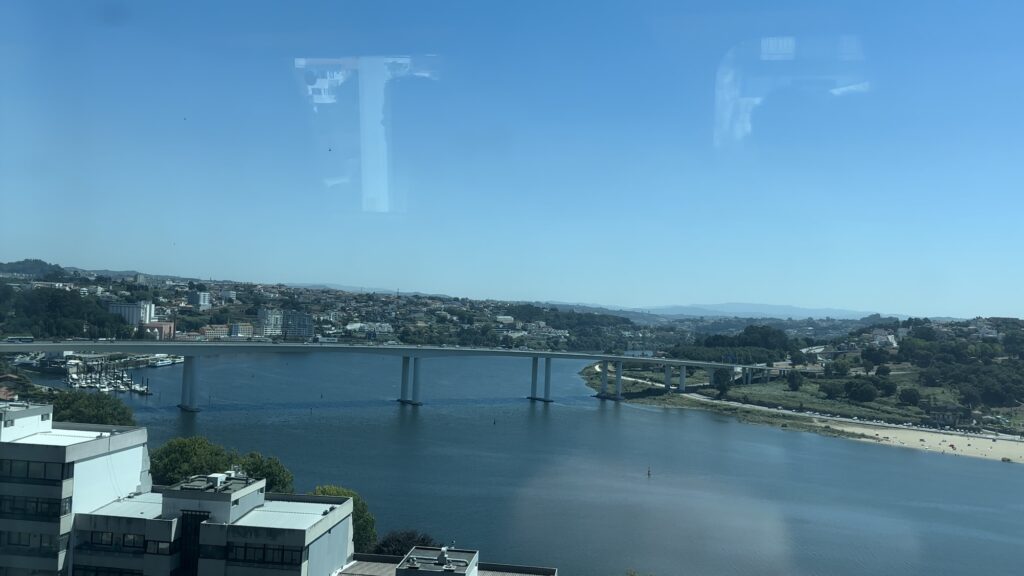 電車内から見たポルトの景色