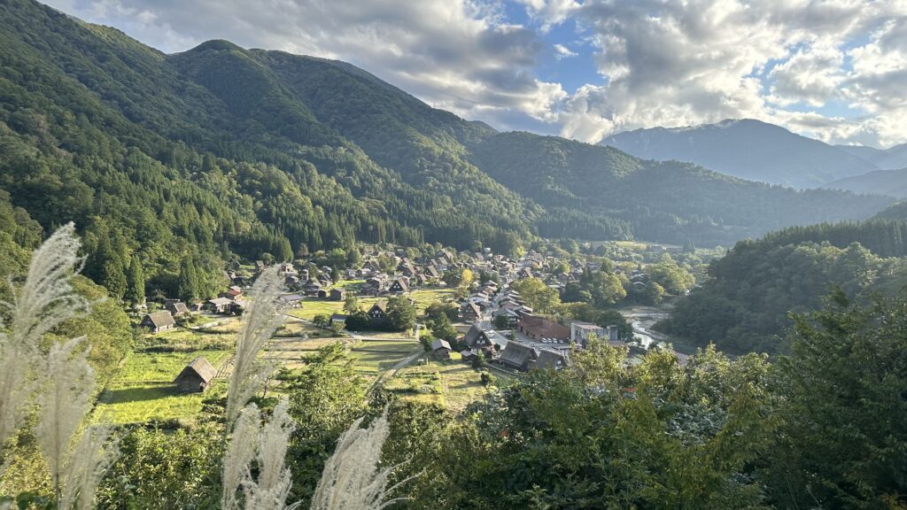 城山展望台から見た白川郷の景色