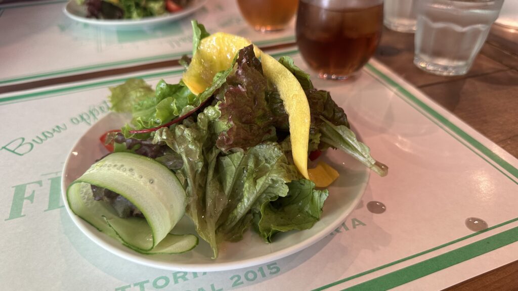 地野菜を使用したシャキシャキのサラダ