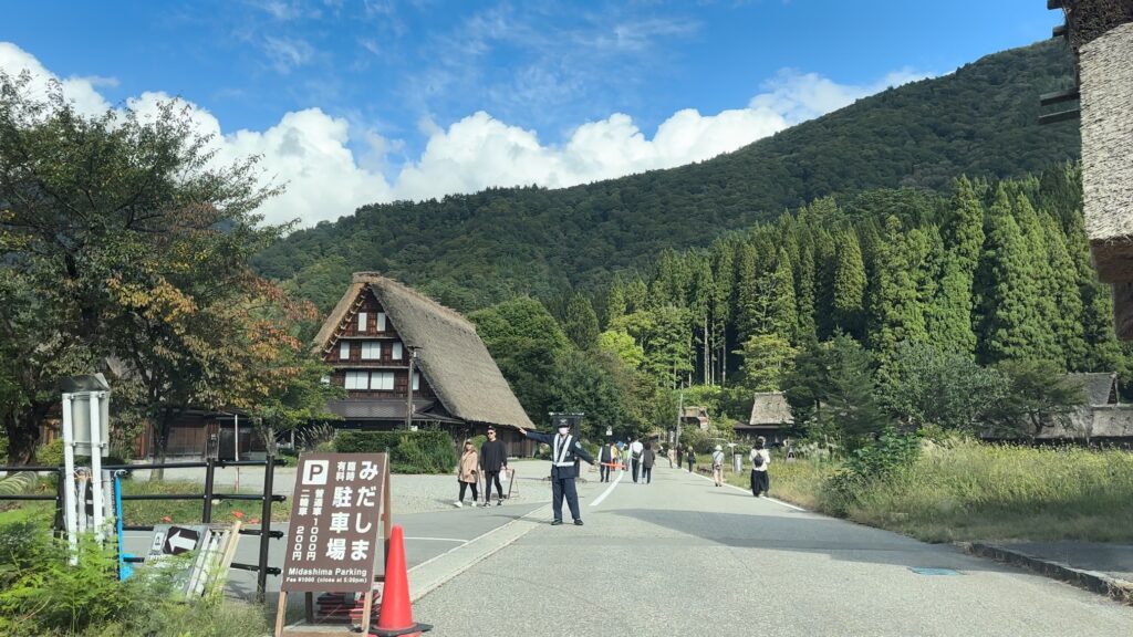 白川郷の中には車を乗り入れられない（マイカー規制）