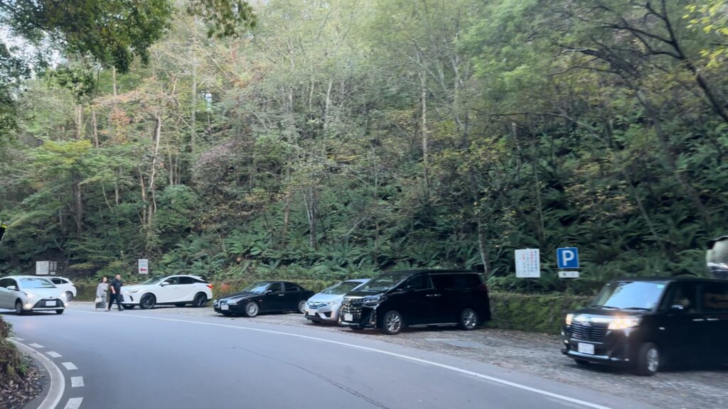 白糸の滝の駐車場は混む