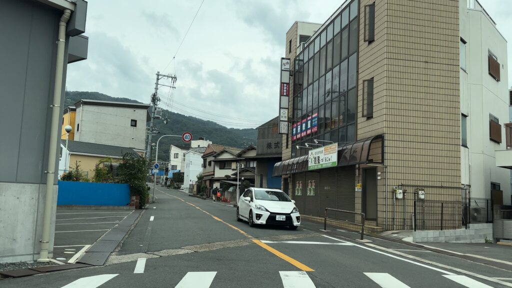 生駒の山方面に続く道へ進む