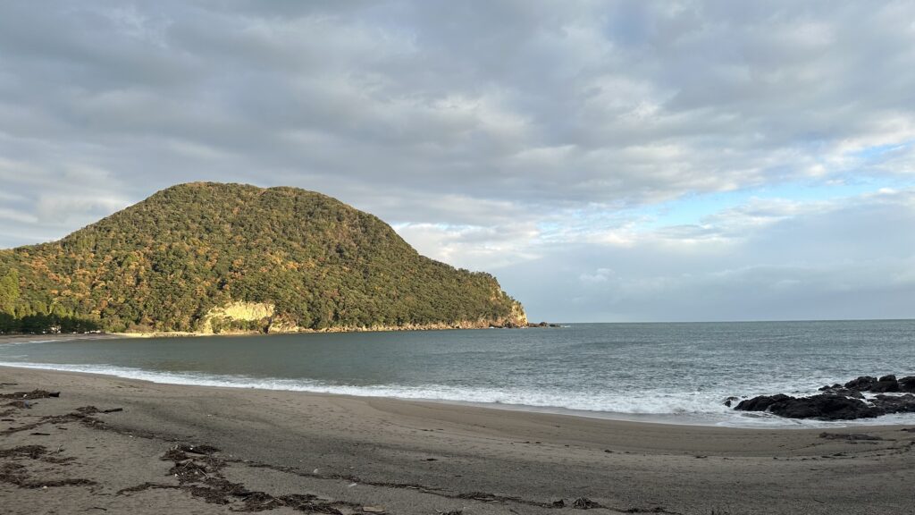 宿の目前には佐津海岸