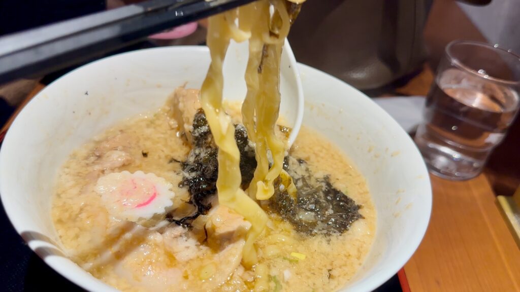 「潤」のラーメンはちぢれ麺で美味い