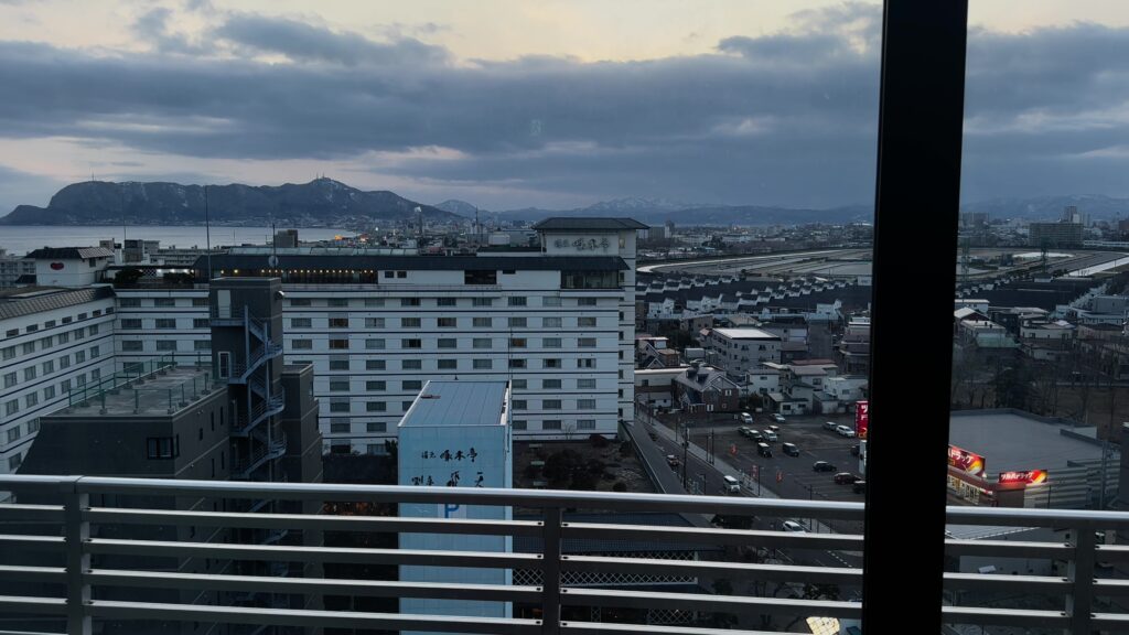 ラウンジから函館山が見える