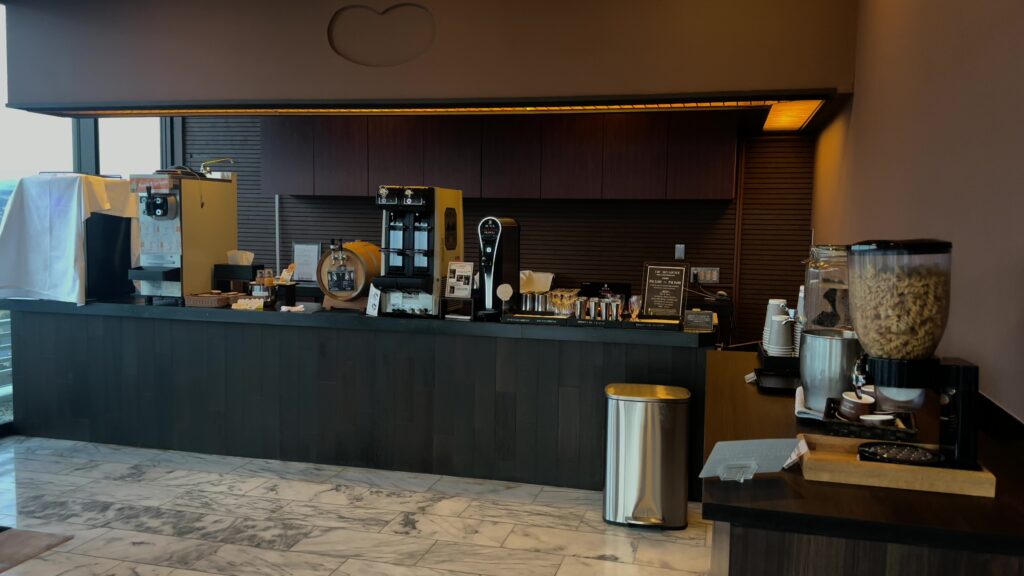 ラウンジ(スカイサロン)の飲料やスナックは無料