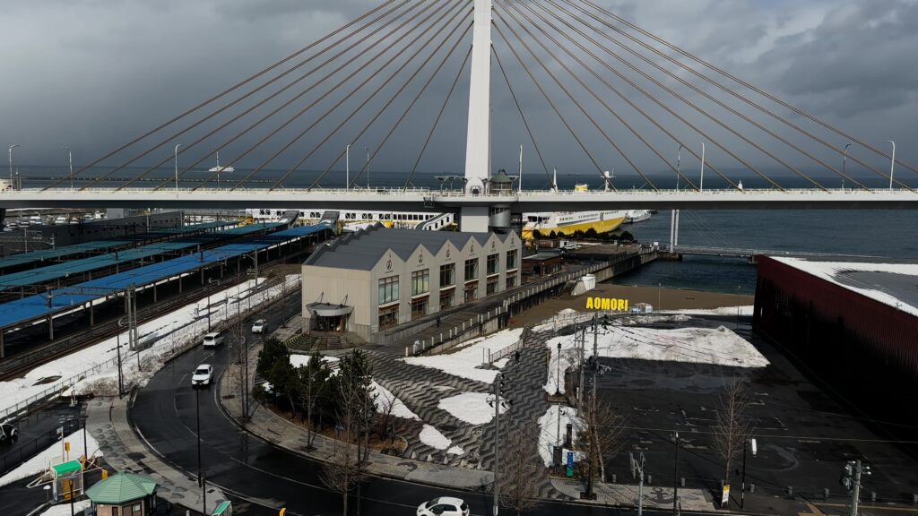 青森駅の目の前は津軽海峡