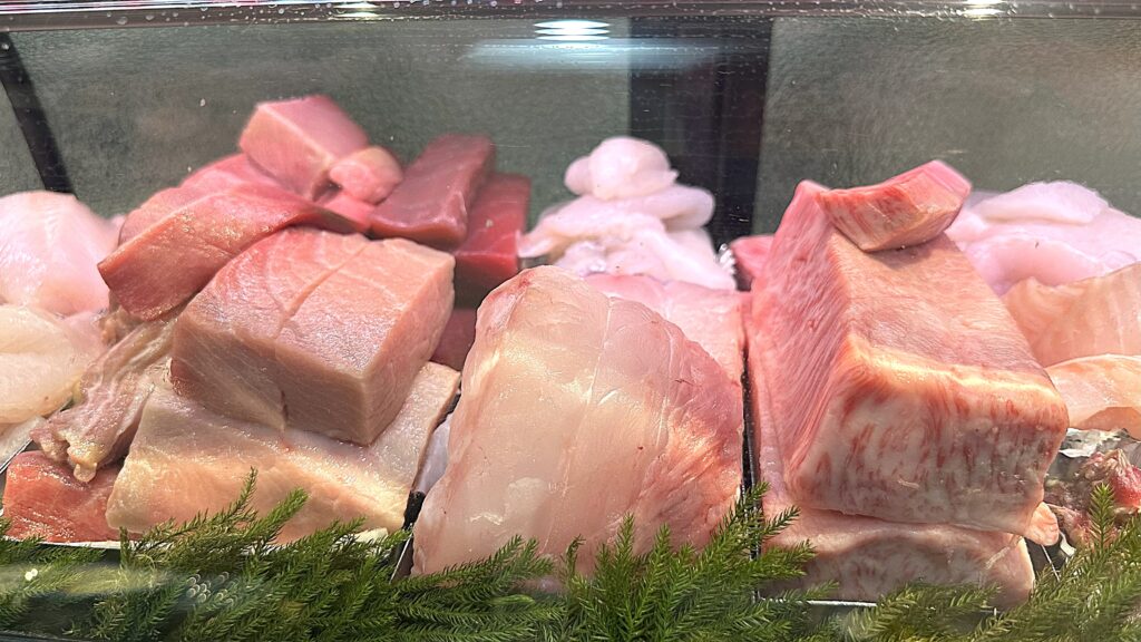つやつやの新鮮な切り身が揃っている