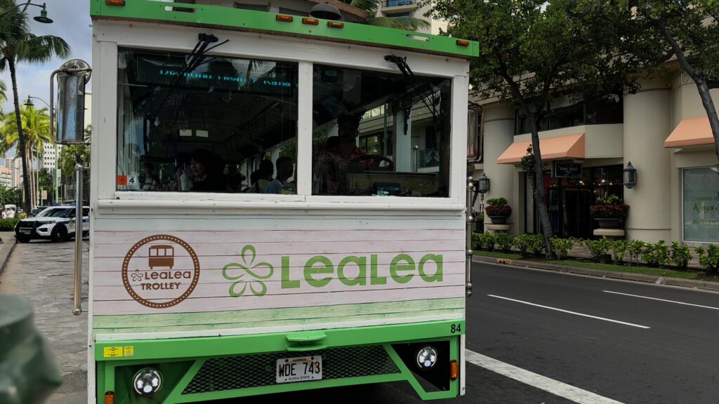 主要な移動手段の一つ(LeaLeaトロリー)