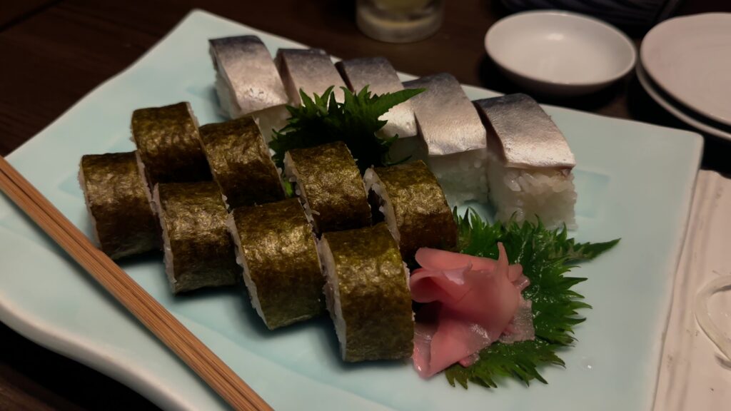 土佐巻き(2,000円)と鯖の棒寿司(1,300円)