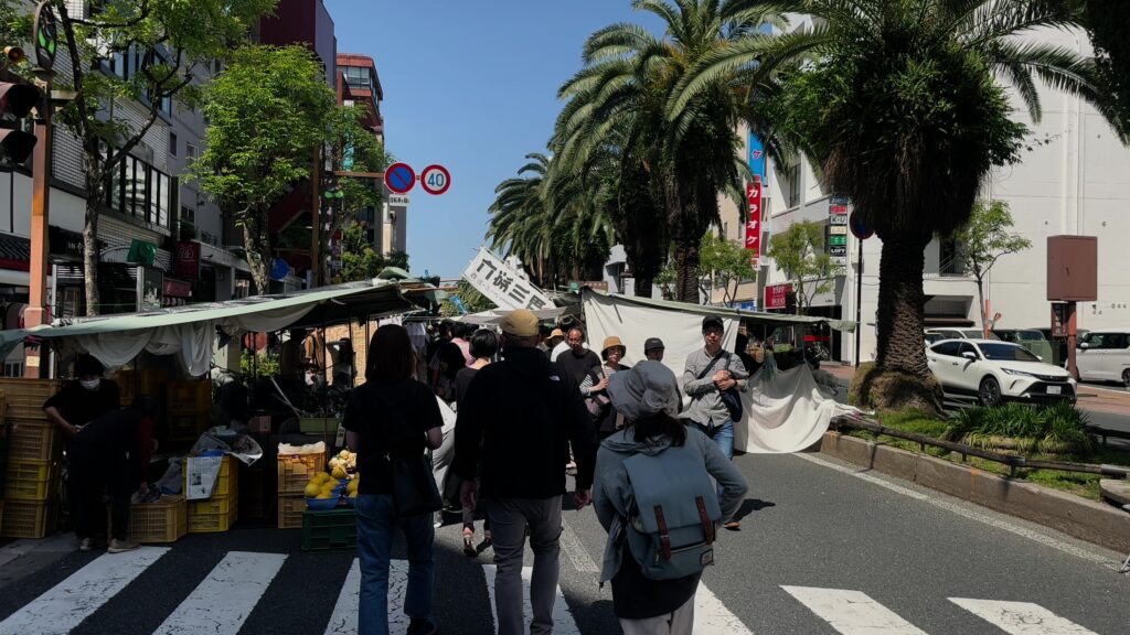 歩行者天国となる高知の日曜市