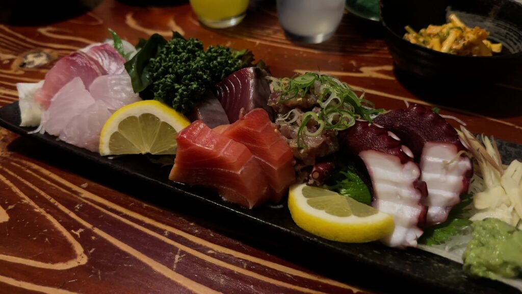 名物は刺身の盛り合わせ