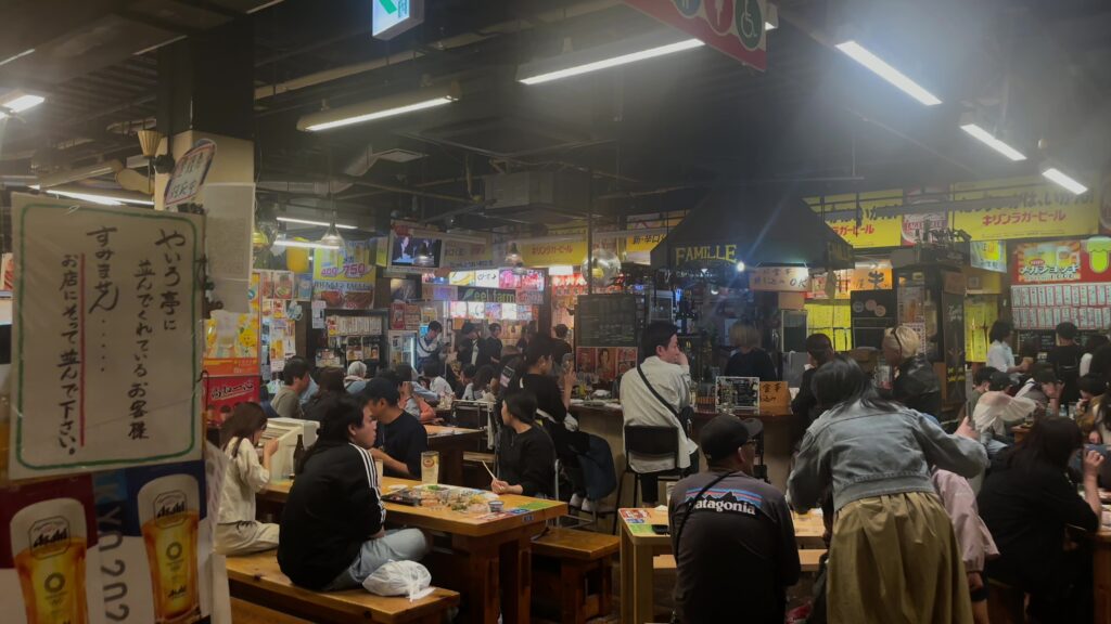観光客で賑わうひろめ市場