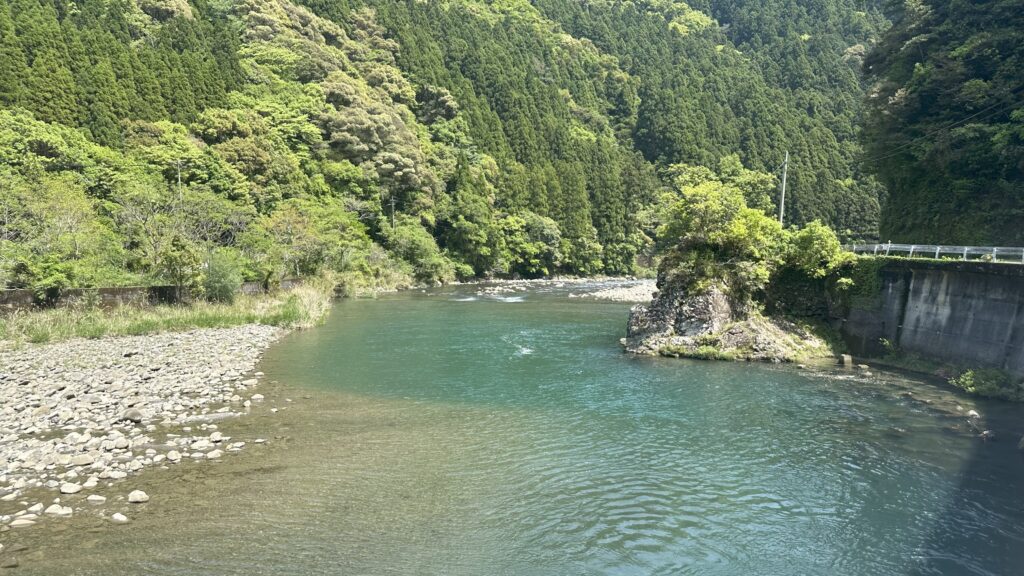 清流の安田川が流れる長閑な村