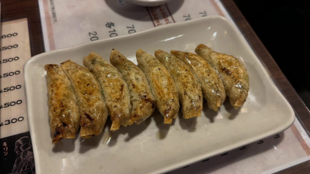 ラードでパリッと揚げた名物餃子